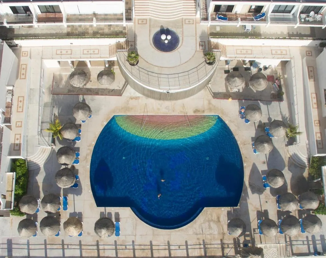Oceanfront White Sand Beach Condo For Families Cancún Apartmán